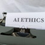 Zbliżenie na starą maszynę do pisania z tekstem AI ETHICS na kartce