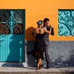 Para tańcząca tango przy kolorowej ścianie w miejskiej scenerii